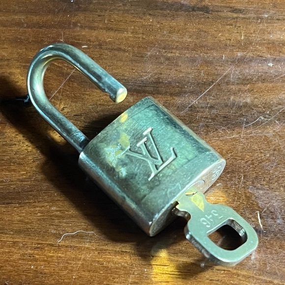 Louis Vuitton Gold Key Pendant Necklace - Picture 4 of 8